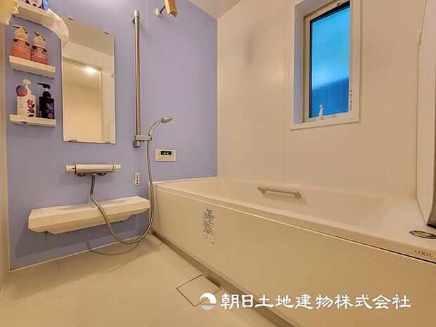【浴室】浴槽も低くなっているのでまたぎやすく、幅広い年齢の人に使いやすい優しいシステムバスです 