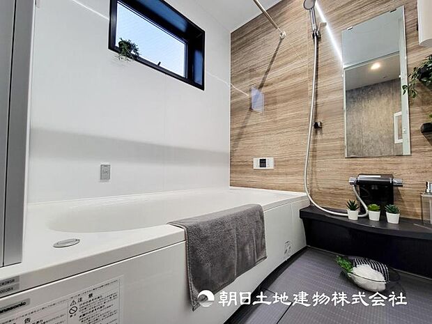 【浴室】最新のユニットバスは設備も充実です。ご入居時から気持ちよくお使いいただけます。