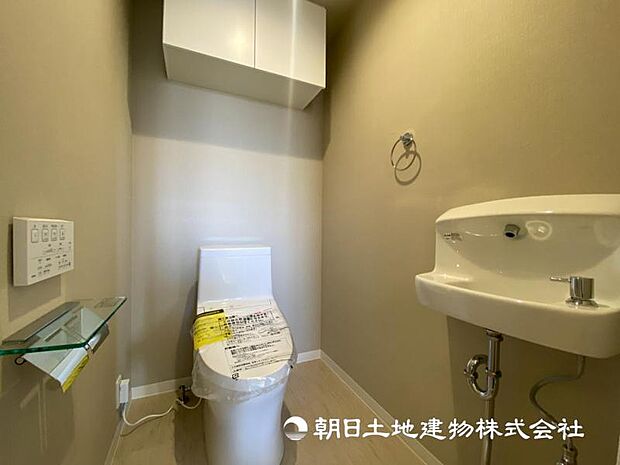 【トイレ】小さな空間だからこそ機能性のある快適なトイレは、清潔感をキープしお手入れしやすいよう作られています 