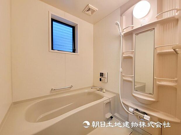 【浴室】窓のあるバスルームは明るく気持ちの良い空間です！！　換気環境も良好。掃除もスムーズに出来ます 