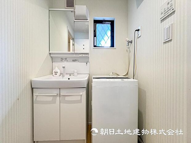 【洗面・脱衣所】小さな空間でも家族分のタオルや洗剤などまとめて収まる機能的なエリアです 