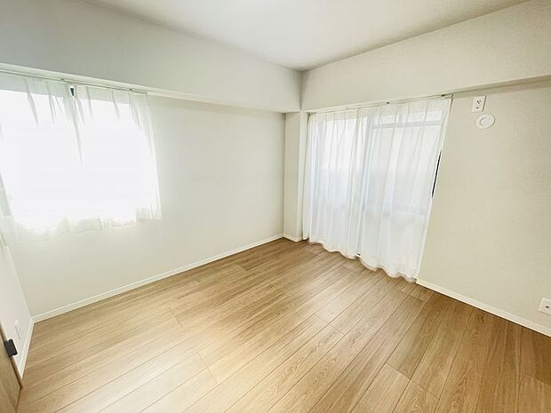 約6.2帖の洋室は2面採光で明るい室内♪主寝室として利用することもできます。