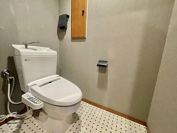トイレには快適な洗浄機能便座付きです！