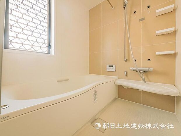 【浴室】窓のあるバスルームは明るく気持ちの良い空間です！！　換気環境も良好。掃除もスムーズに出来ます。 