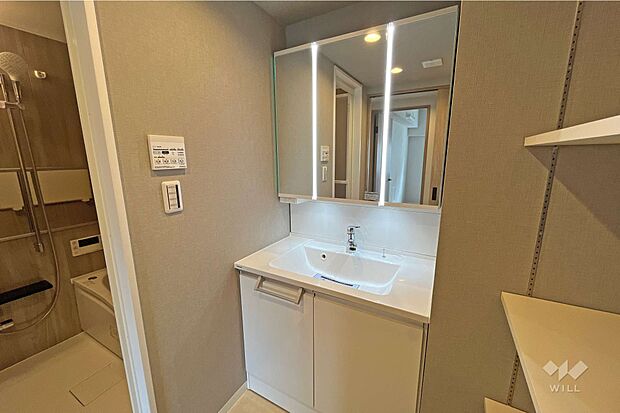 洗面台は、三面鏡タイプ。鏡の裏、ボウルの下、双方に収納スペースがあるため、小物やストック類を隠して収納できます。