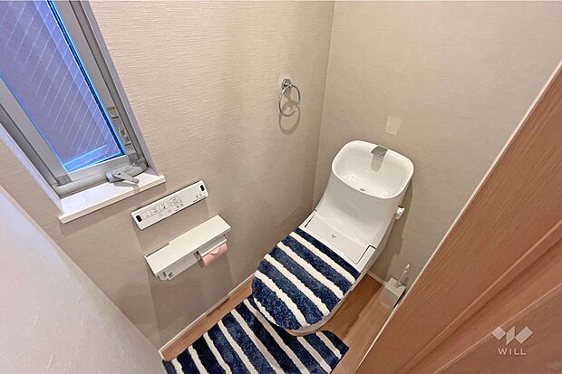 トイレは1階にございます。温水洗浄機能便座、手洗い付きです。窓もあり換気がしやすいですね！