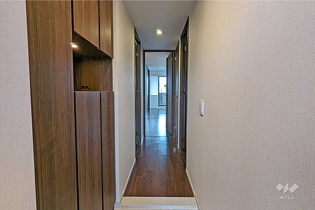 玄関シューズボックスは、使いやすい高さとなっています。天板の上には小物や鍵、写真等を置くスペースとしてもお使い頂けます。