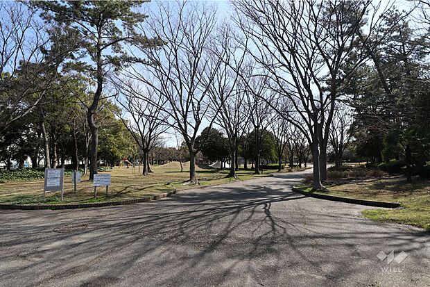 稲永東公園は、あおなみ線稲永駅から南西方向へ徒歩約15分、名古屋市港区稲永3丁目にある公園です。あおなみ線の線路のすぐ北側に位置し、左右には工場や、一部マンションなどが立ち並びます。