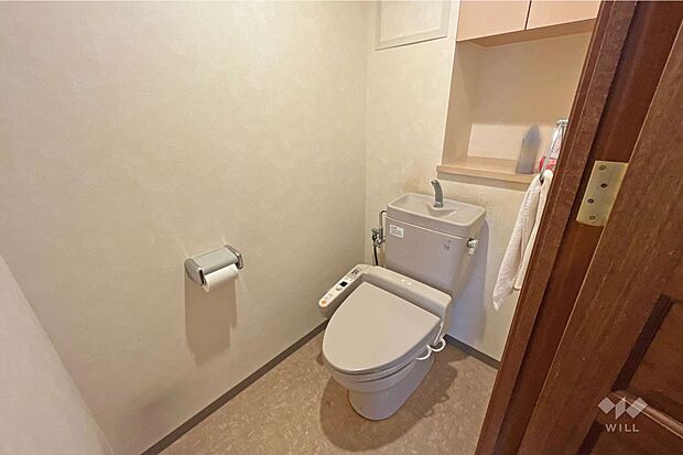 トイレです。小棚があり、トイレットペーパーやお掃除用品の収納にも困りません。