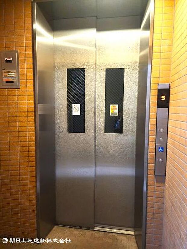 エレベーターは全ての階に停止します。