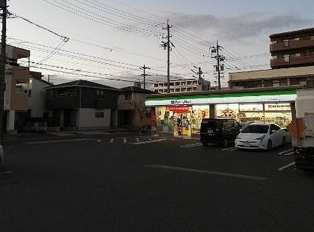 ファミリーマート中川西伏屋店 940m