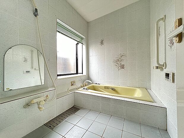 広々した浴室。窓もあり、一日の疲れをゆっくり癒す事のできる空間。