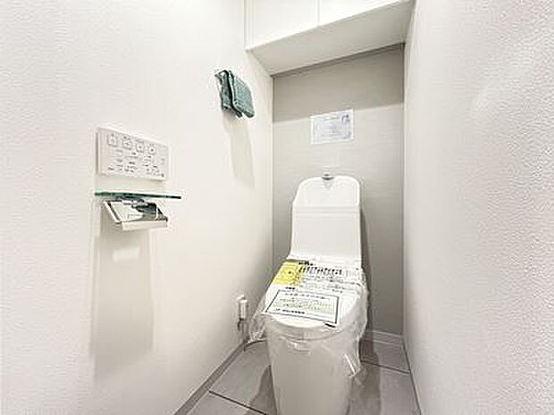新規に交換されたウォシュレット付きのトイレ。清潔な空間が保たれております。