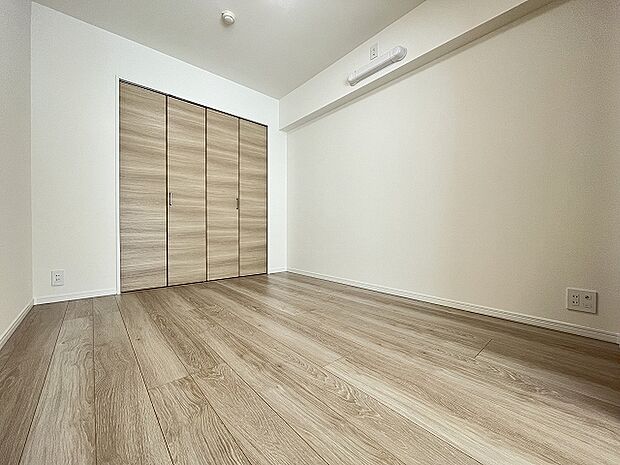 居室にはクローゼットを完備！自由度の高い家具の配置がかなうシンプルな空間です。