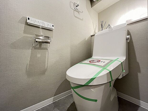 新規に交換されたトイレ。清潔な空間が保たれております。