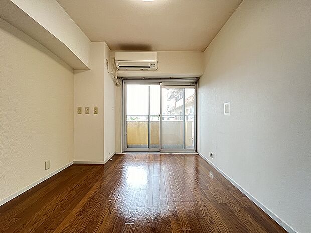 各居室も窓付きで明るい住空間を確保、収納も完備しております。