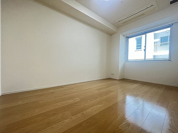 家具の配置のし易い室内です。趣味の部屋としても充分な広さを確保しております。