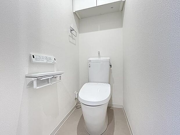 トイレ関係の設備も一新されています。もちろん温水洗浄機能付き便座です。気になる水周り関係が新しくなっていると、気持ちよく新生活が始められますね。