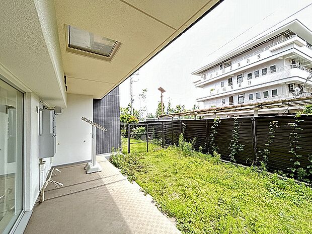 広々とした約31ｍ2の専用庭付きです。