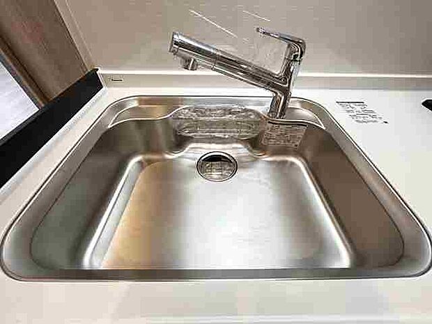 システムキッチンは浄水機能付き水栓です。いつでも美味しいお水が飲むことができるのは嬉しいですね！