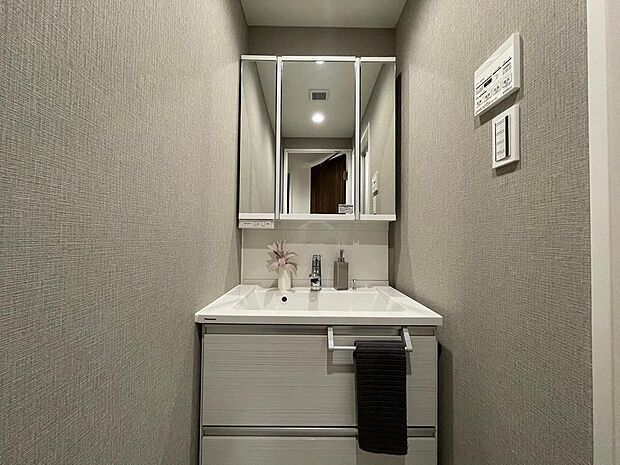 毎日の身だしなみチェックに欠かせない洗面所は、清潔感の溢れる上品なデザイン。使いやすさにもこだわり三面鏡を採用、明るく仕上げております。