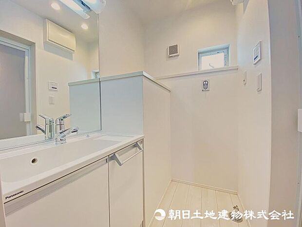大型シャンプードレッサー付きの清潔感のある洗面室！採光の取れた明るく快適な空間です！