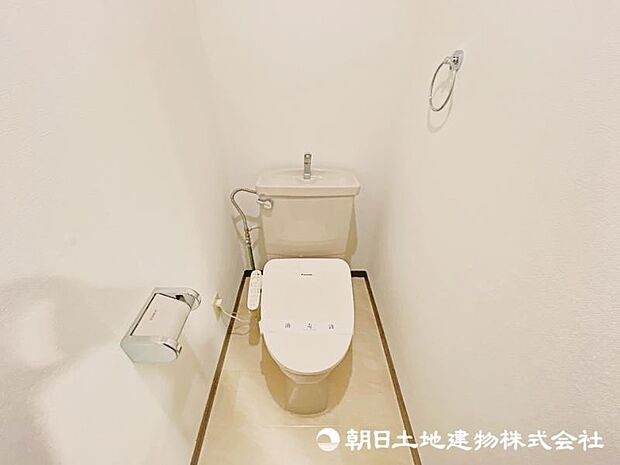 シャワートイレを新規交換。白でまとめられた清潔感のある快適な空間です！