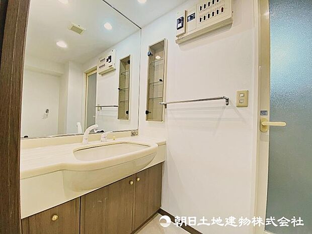 壁一面の大型鏡付き、大型ドレッサーを採用！洗濯機置場も付いたゆったりとした洗面室！