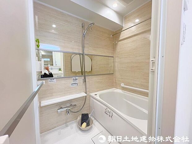 半身浴やお子様と一緒にくつろぎのバスタイムを満喫できるゆとりあるタイプの浴室