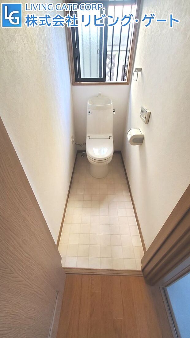 壁面リモコン付きのウォシュレット付トイレ。大きな窓付きでとても明るいトイレです。