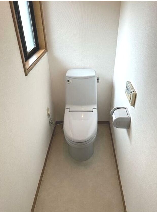 2階のトイレも壁面リモコンのウォシュレット付トイレ。