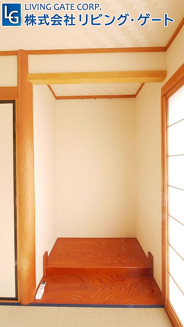 1階和室の床框。掛け軸や生け花を置くとより意匠的で合いますね。