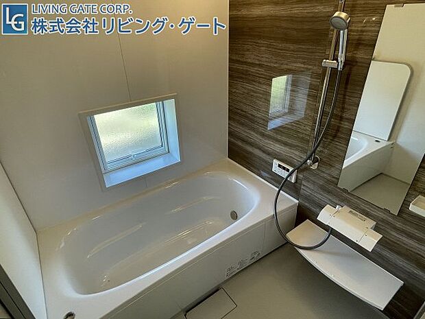 新品交換済みの浴室。窓付きで換気面でも優れています。