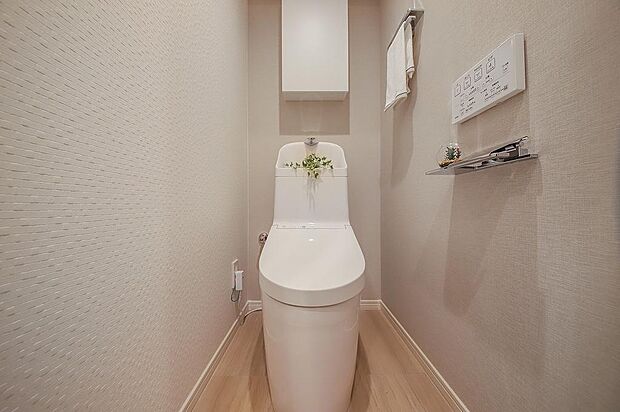 ホワイトを基調とした清潔感のあるトイレ（温水洗浄便座付き）