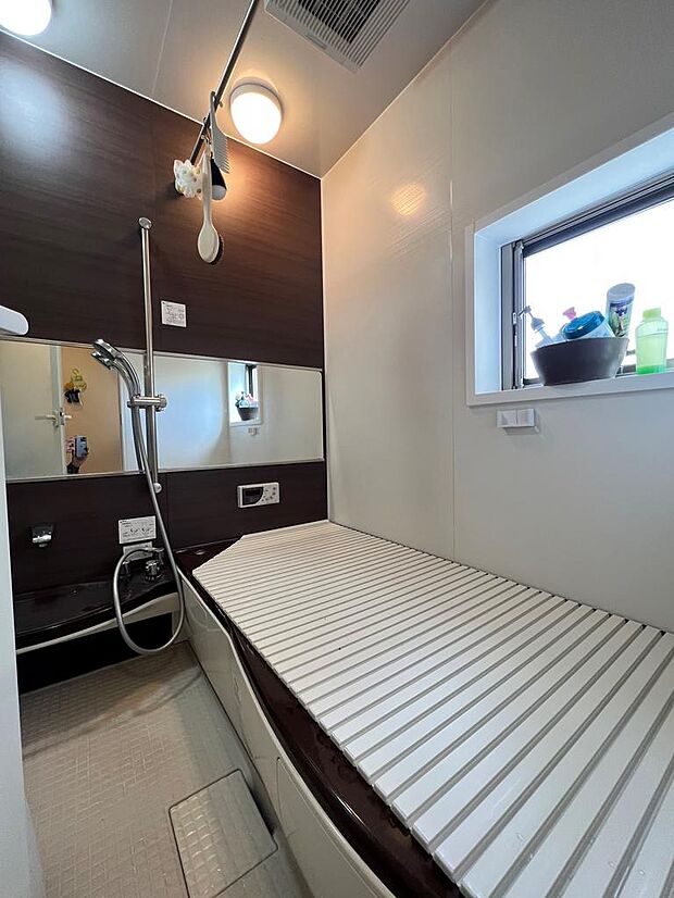 モダンな雰囲気のバスルーム。窓がついており換気にも最適です！浴室乾燥機付き。