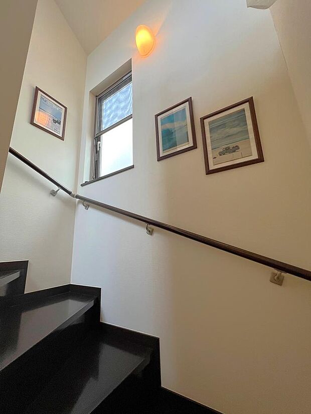 各洋室へつながる階段と２階には落ち着いた色彩を採用！用途に合わせた色分けが高級感のある室内を演出しています！