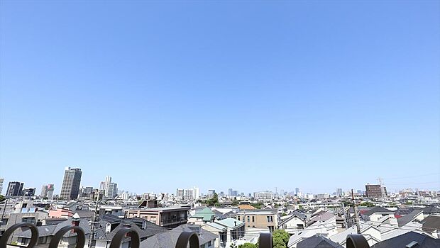 バルコニーからの眺望です。東京タワーを望むことができ、青空が広く眺望豊かな環境です