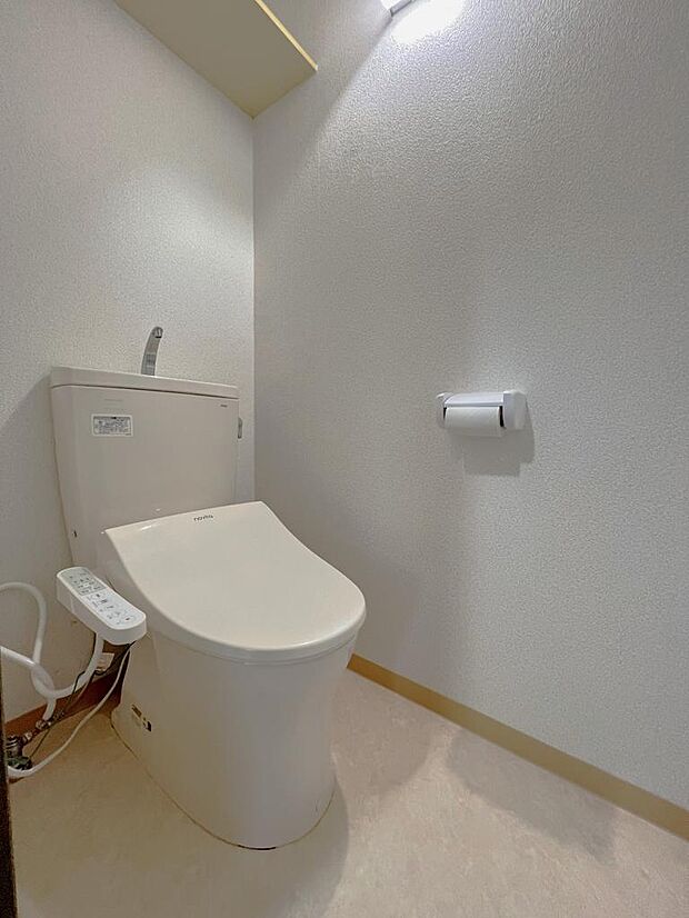 ホワイトを基調とした清潔感のあるトイレ（温水洗浄便座付き）