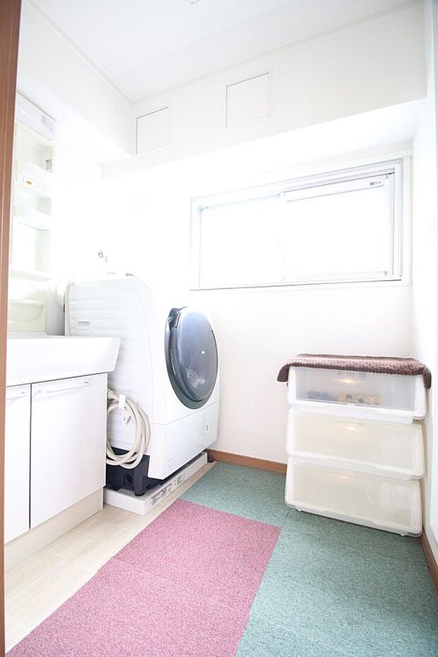 大型洗濯機もらくらく置ける、ゆとりのスペースを確保♪