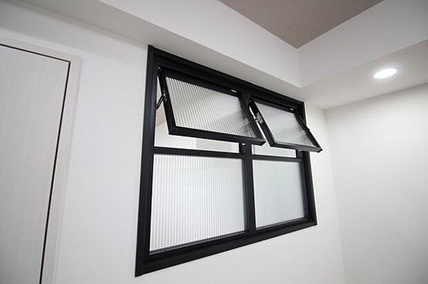 同形状・同仕様　灯りとりや通気性を考慮し、お部屋の内側にオシャレな窓を設置♪
