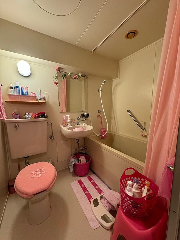 ■3点ユニットバス　浴槽・洗面台・トイレが一体となった3点ユニットバスです。水回りをまとめて掃除することができます。〜2023年11月撮影〜
