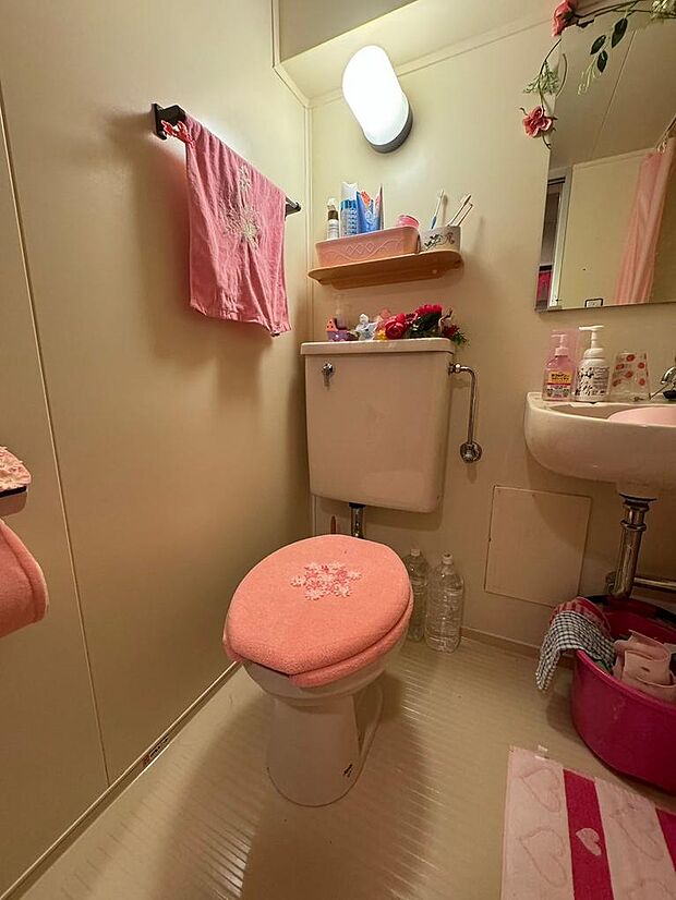 ■3点ユニットバス（トイレ）　一体化の浴室はお掃除が楽なだけでなく、お風呂とトイレの換気も効率的に行えます。〜2023年11月撮影〜