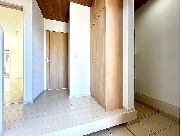 ■玄関　広々とした、開放感のある玄関です。白を基調とした玄関は家族を出迎えるのに暖かい空間となっております。現地（2024年5月）撮影