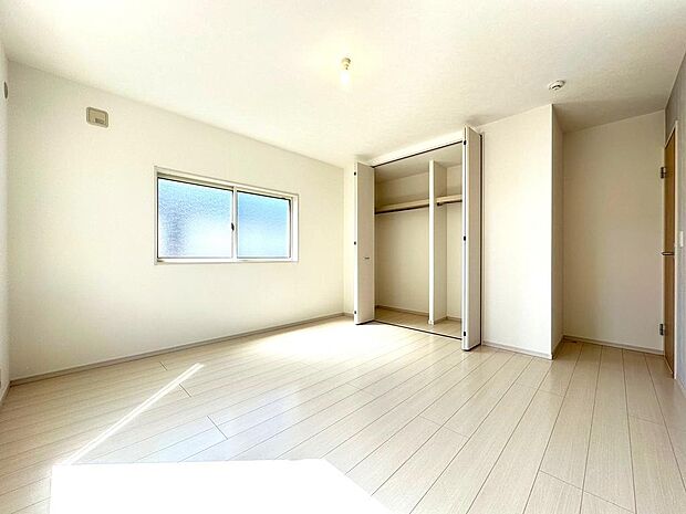 ■洋室２（8.5帖）　バルコニーに面した洋室は明るい光が差し込むお部屋となっております。現地（2024年5月）撮影