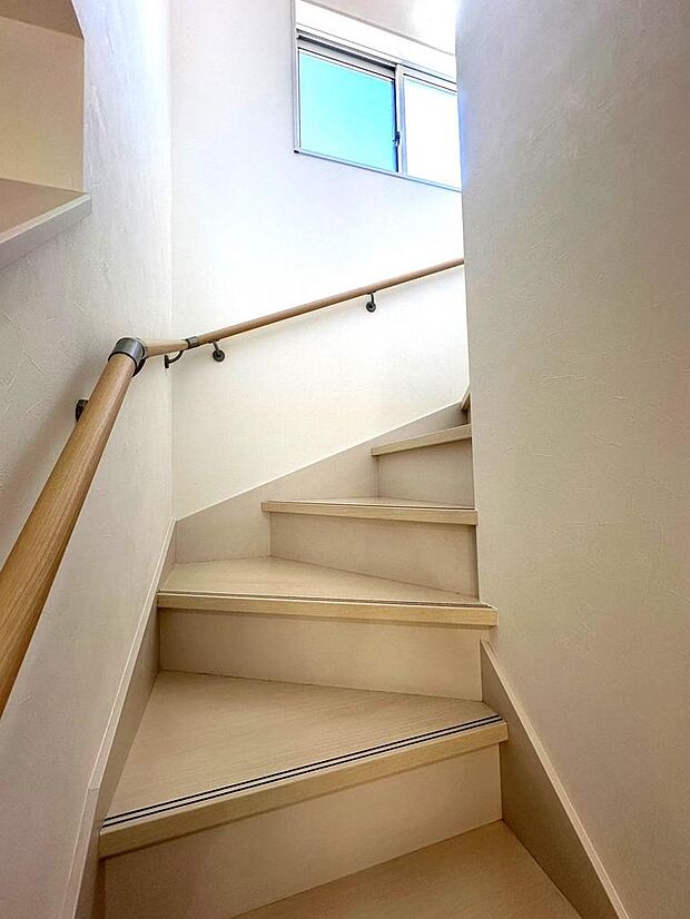 ■階段　お子様も安心して上り下りができる手すり付きの階段です。現地（2024年5月）撮影