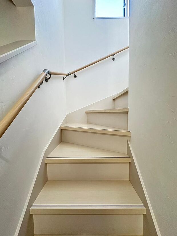 ■階段　お子様も安心して上り下りができる手すり付きの階段です。現地（2024年3月）撮影