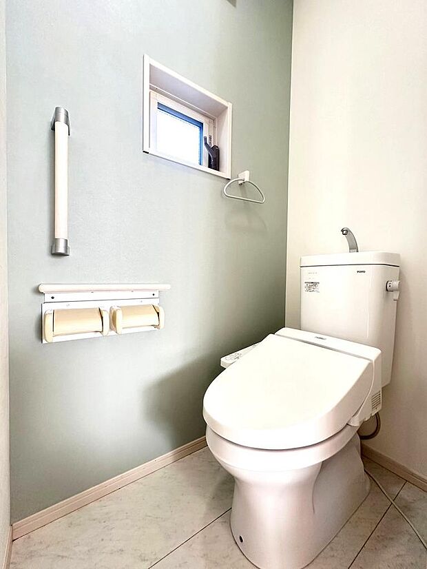 ■トイレ（2階）　うれしい温水洗浄機能付きのトイレです。清潔感溢れる白い空間に仕上げました。現地（2024年5月）撮影