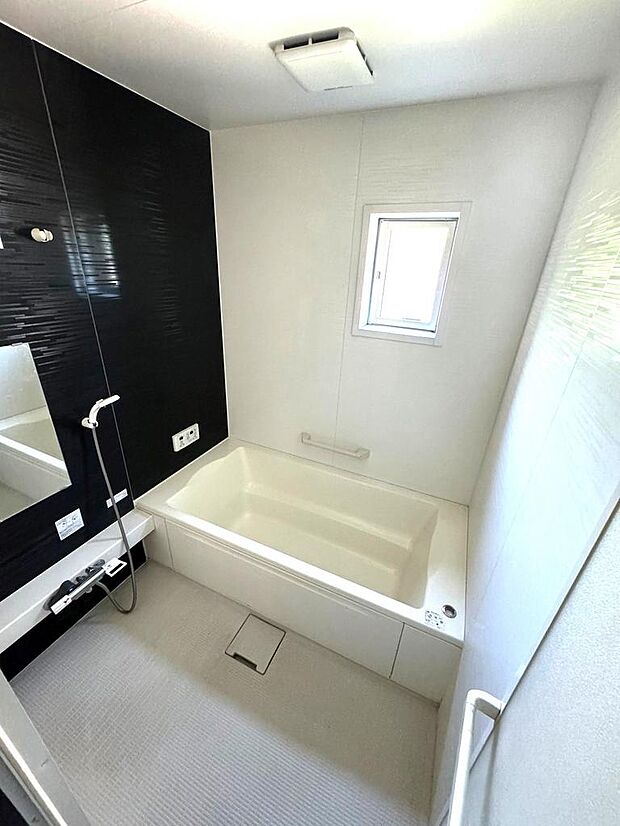 ■浴室　広々とした浴室は、一日の疲れを癒すのにぴったりです。シャワーの位置を変えることができ、どんな方でも快適に入浴することができます。(2024年5月撮影)