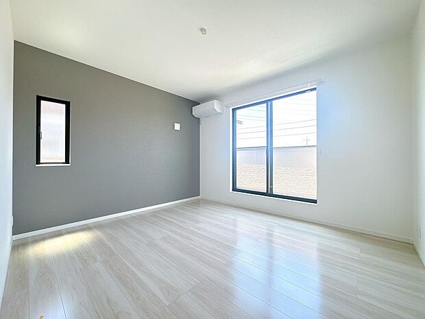 ベランダに面した洋室は明るい光が差し込むお部屋となっております。(2024年5月撮影)