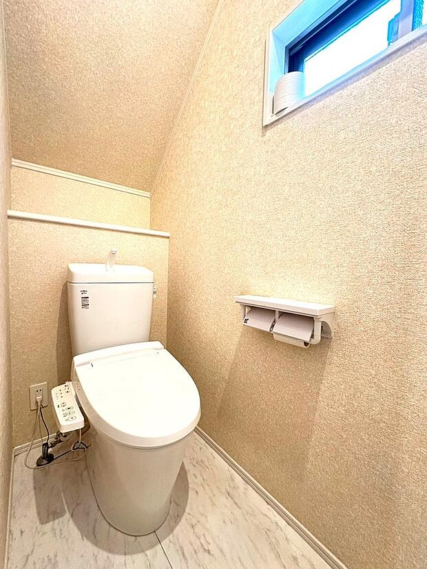 ■1階トイレ　清潔感溢れる真っ白な空間のトイレはうれしい温水洗浄機能付き。年中便座の温かさが保たれるため、快適にご使用いただけます。〜現地（2024年5月）撮影〜